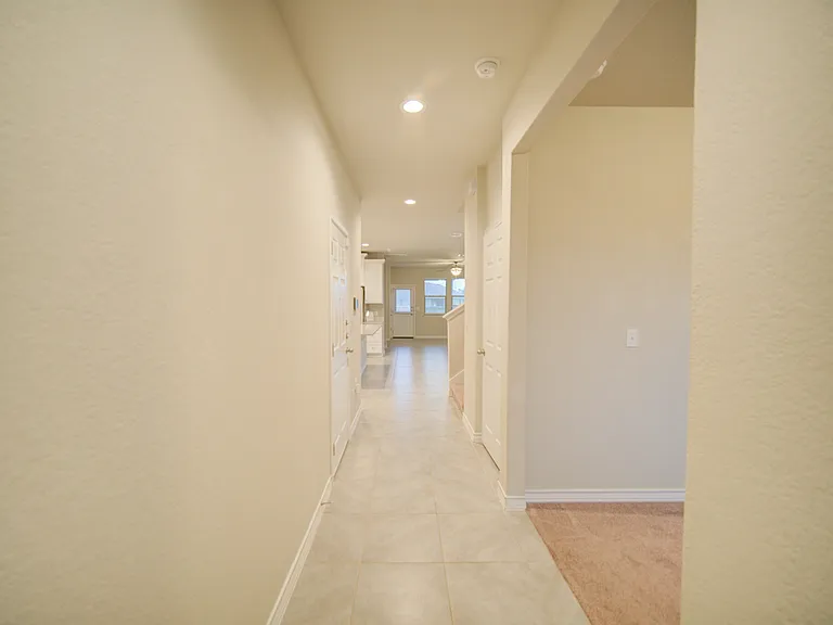 8842 White Crown — Photo 4