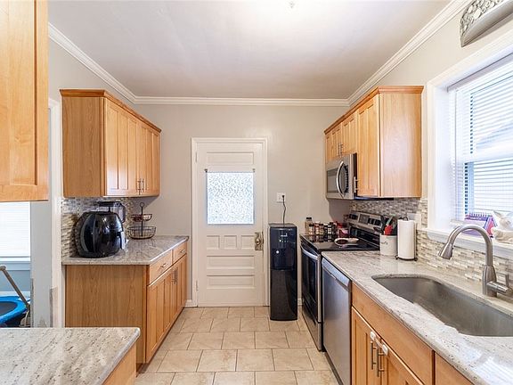4th image of 260 Buffalo St