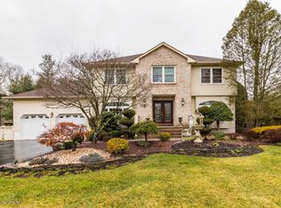 1 Woodhollow Dr, Manalapan, NJ 07726