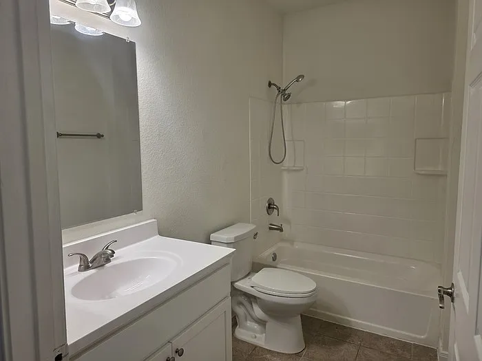 4 bed, 2.0 bath, 1400 sqft, $1,601 — Photo 4