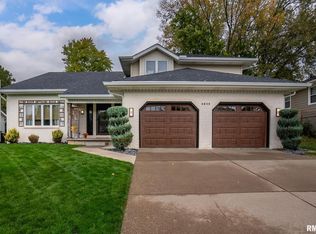 4255 Apple Valley Dr, Bettendorf, IA