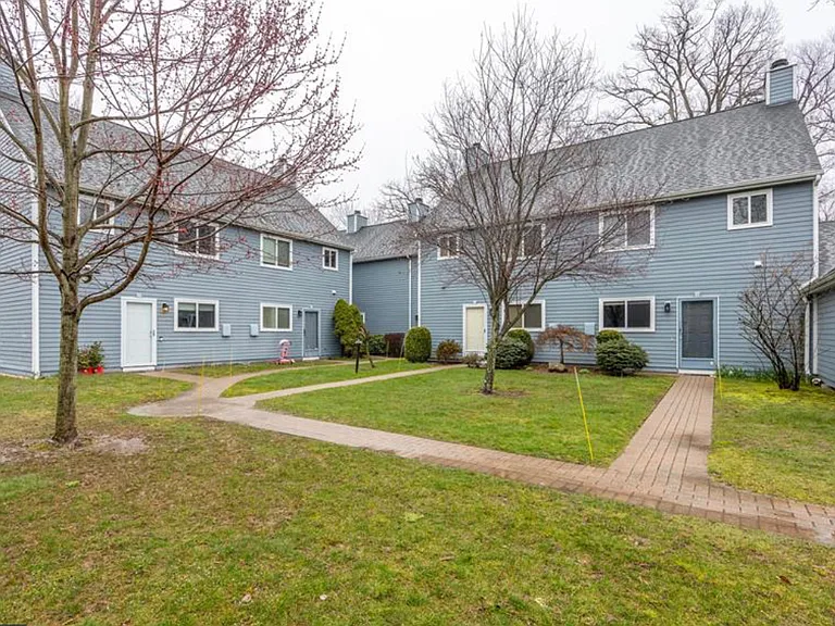 20 Farmington Meadow Dr #20 — Photo 1