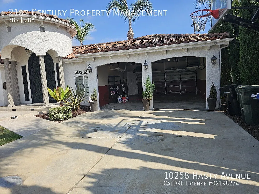 Beautiful Downey Pool Home Fully Furnished & Mid-Term Rental Available — Photo 2