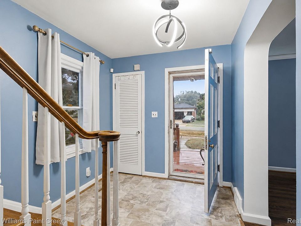 17584 Roxbury Ave, photo 5