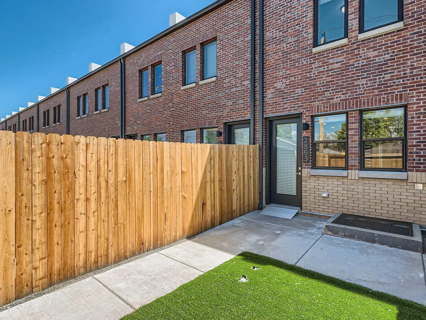 Lux 3 Bedroom Townhome with Private Yard — Photo 3