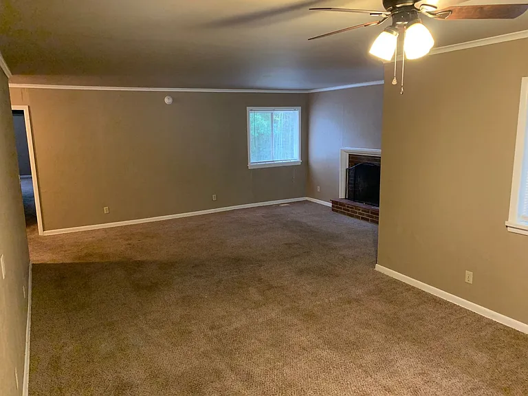 912 W Clinton Dr — Photo 5