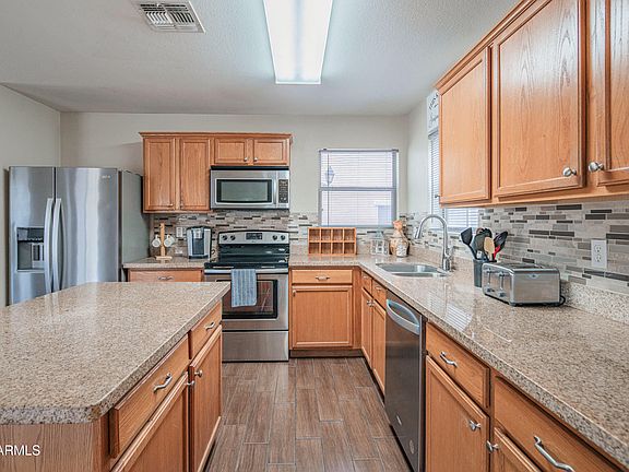 4th image of 1075 E PARKVIEW Court