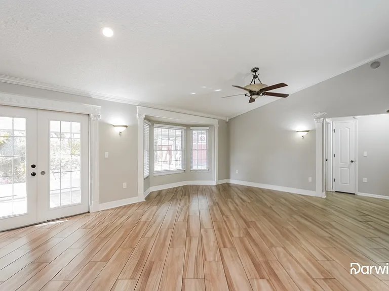 2120 Creekbend Dr — Photo 4