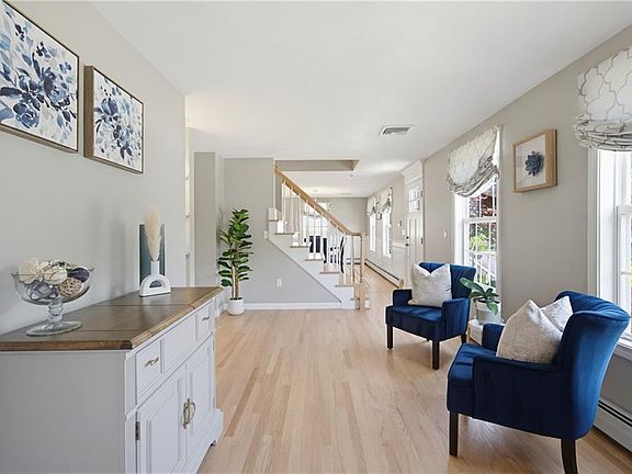 3rd image of 19 Oak Hill Dr