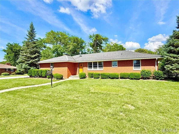 3215 Morkel Dr, Godfrey, IL 62035