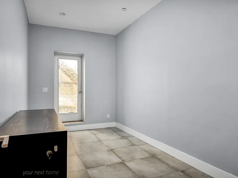 581 Van Buren St #1 — Photo 21