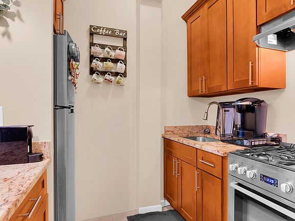 3rd image of 318 W 101st St APT 6