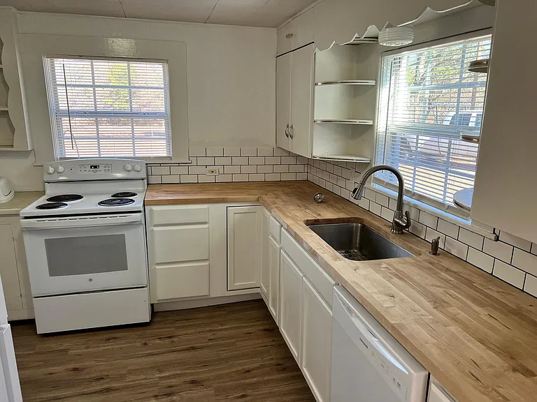 Updated kitchen w farmhouse sink
