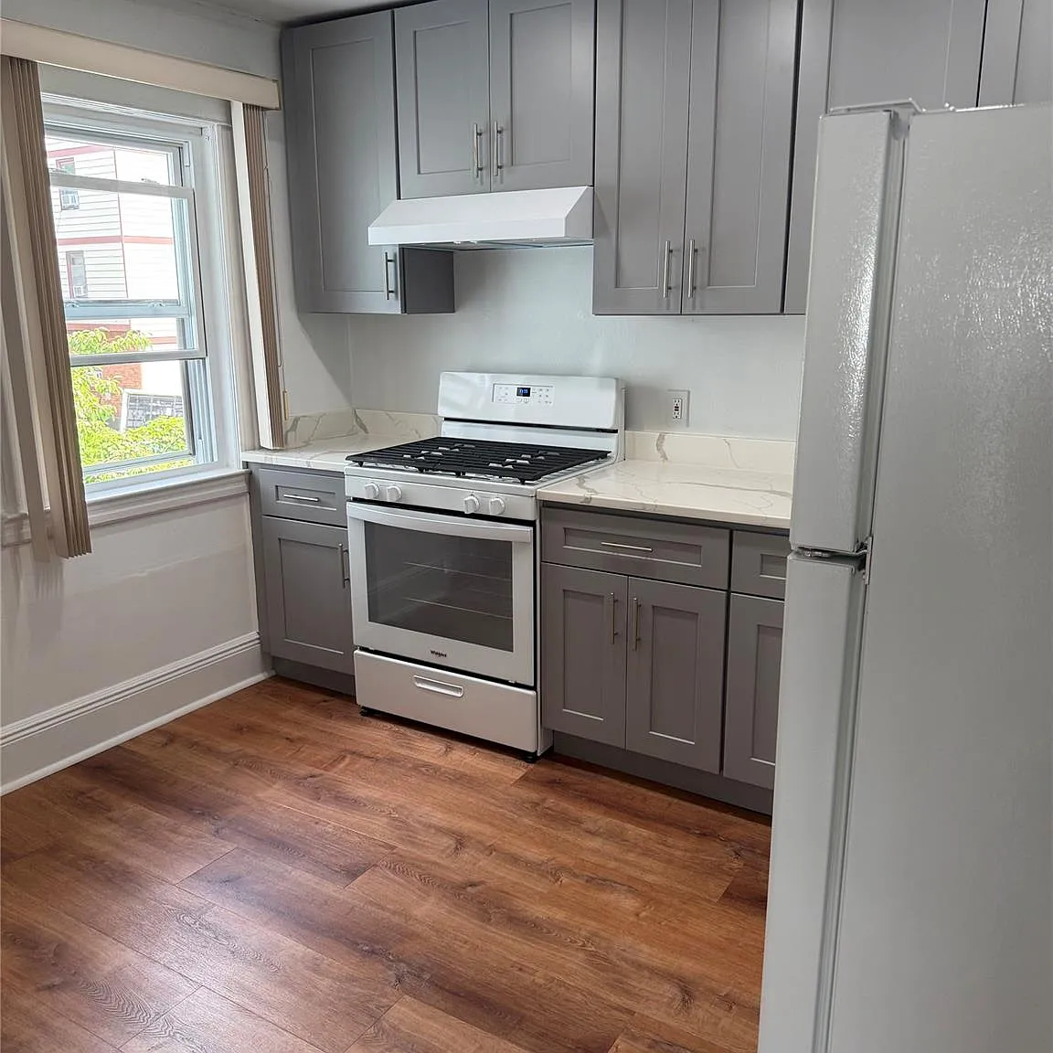 2 bed, 1.0 bath, 900 sqft, $3,000 — Photo 2