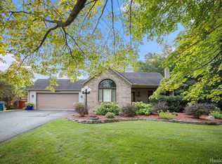 950 Fuller Ln, White Lake, MI