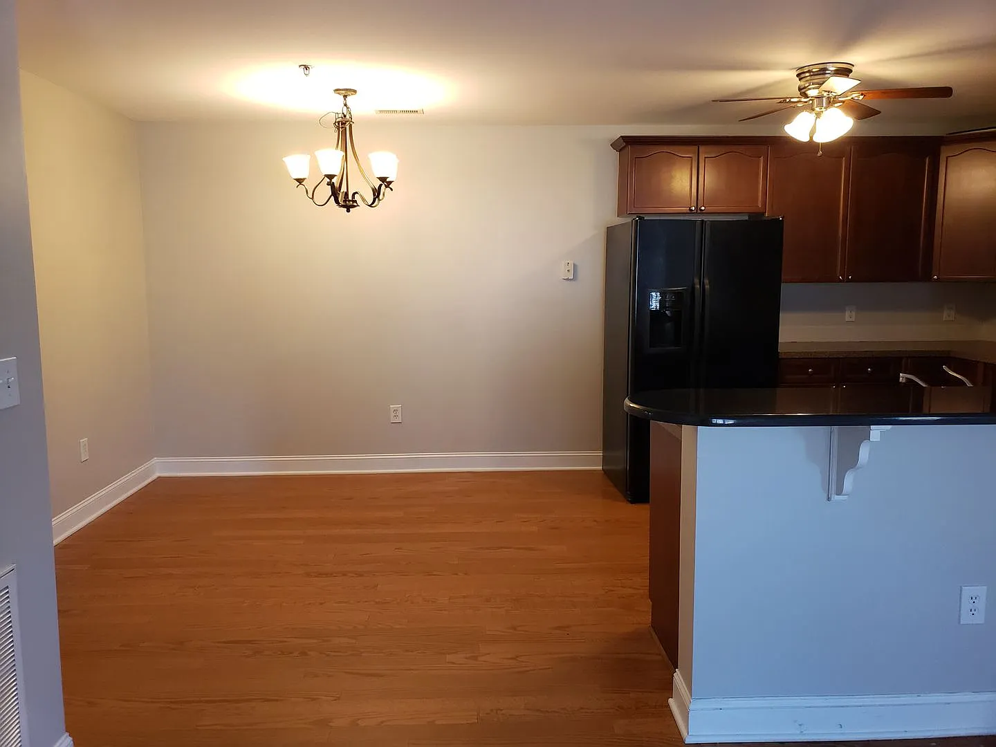 Great upper level condo convenient to everything — Photo 4