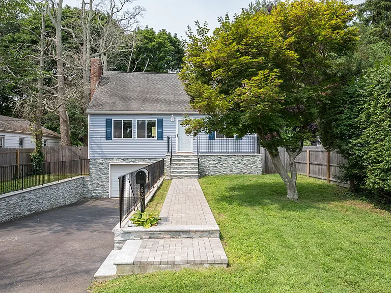 62 Lincoln Ave — Photo 2