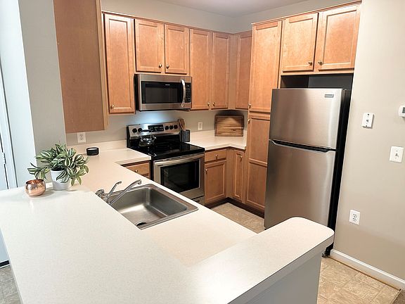 2nd image of 2700 Cowan Blvd #426