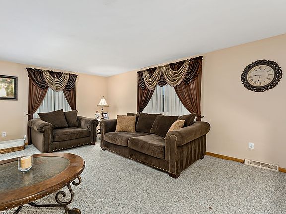 3rd image of 108 Jeanine Ct