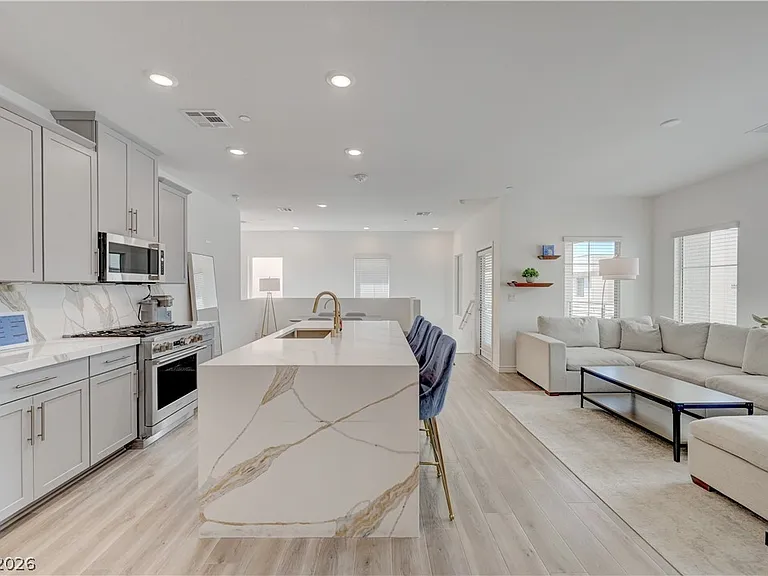 600 N Carriage Hill Dr #2084 — Photo 2