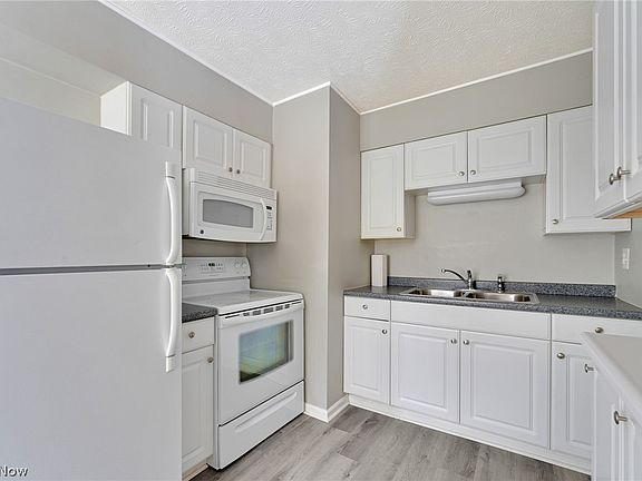3rd image of 43 Erskine Ave