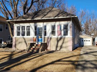 921 10th St, Sheldon, IA 51201