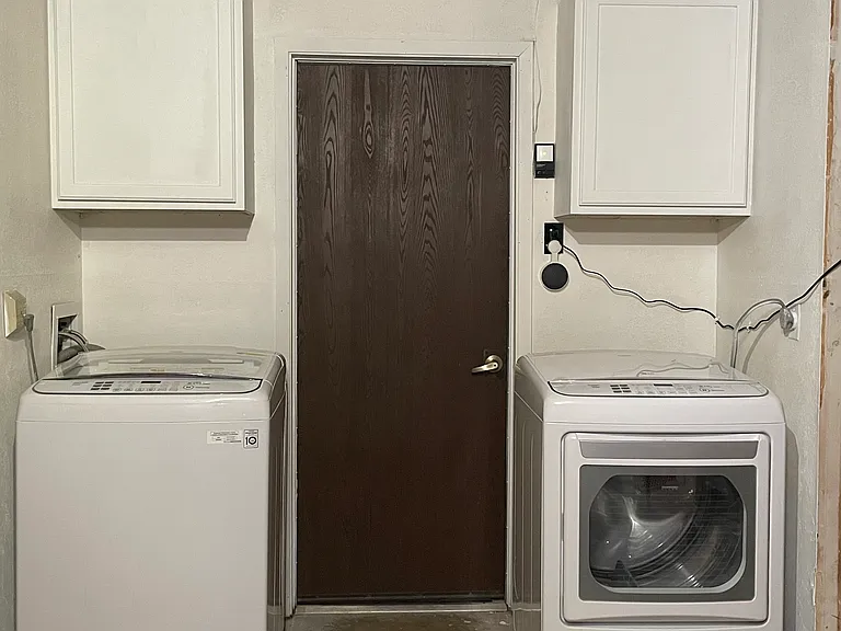 washer & dryer included