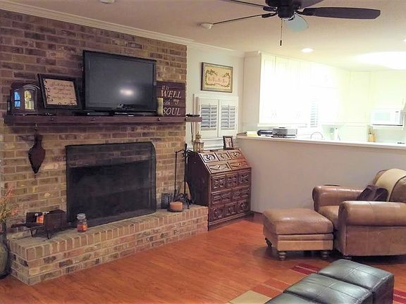 3rd image of 205 Woodmere Dr