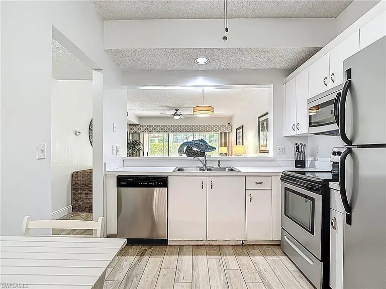 1044 Woodshire Ln #B102 — Photo 2