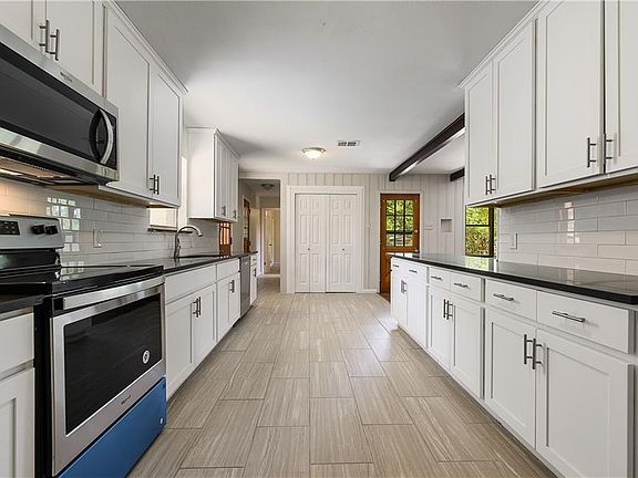 4th image of 2805 Woodmere Dr