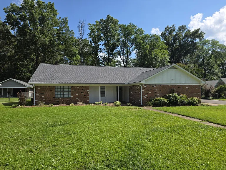 707 Chestnut Dr — Photo 2