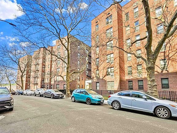2nd image of 141-05 Pershing Cres #516