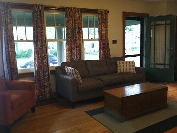 3rd image of 832 Montrose Ave
