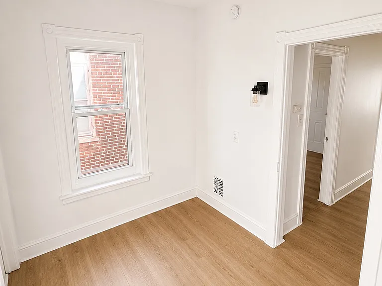 1033 1/2 W Court St — Photo 10