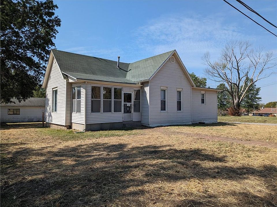 1st image of 709 W Benton St