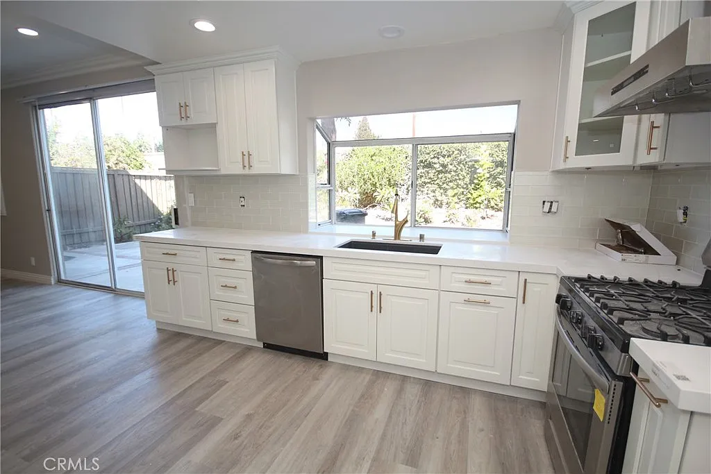 4 bed, 2.5 bath, 2089 sqft, $4,500 — Photo 3