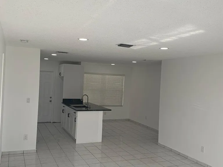 5419 SW 22nd St — Photo 3