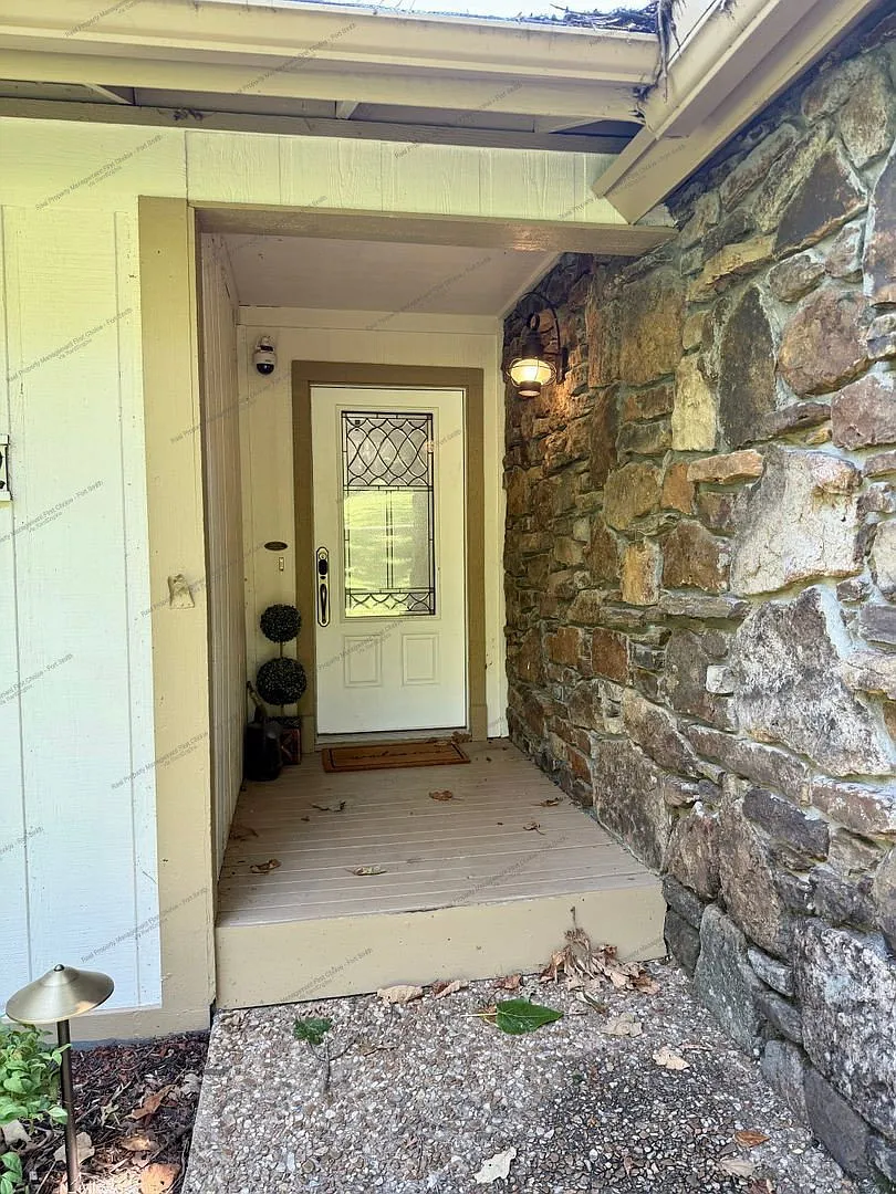 4 bed, 2.0 bath, 2750 sqft, $1,950 — Photo 3