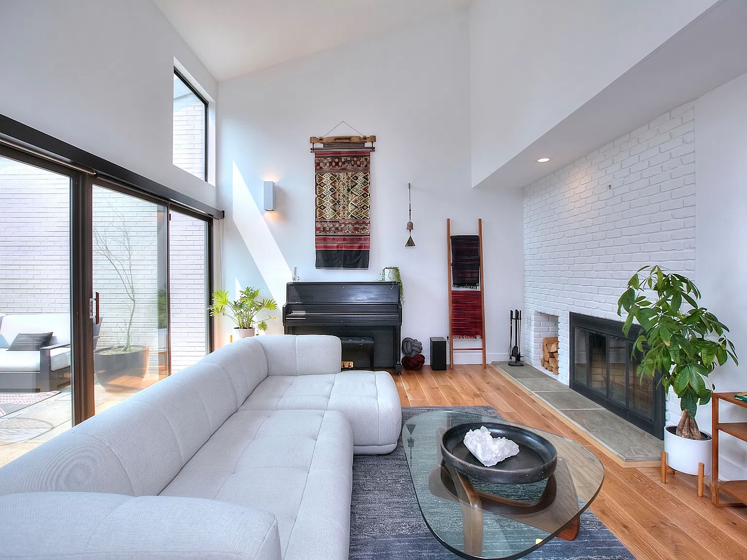 2 bed, 2.5 bath, 2161 sqft, $8,500 — Photo 2