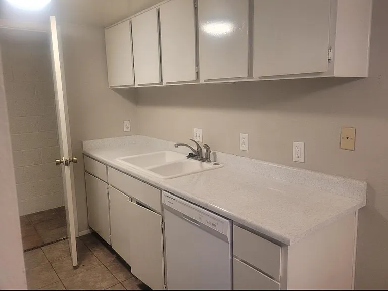 3213 W Royal Palm Rd — Photo 8