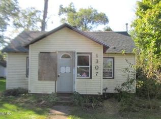 1307 S Main St, Three Rivers, MI 49093