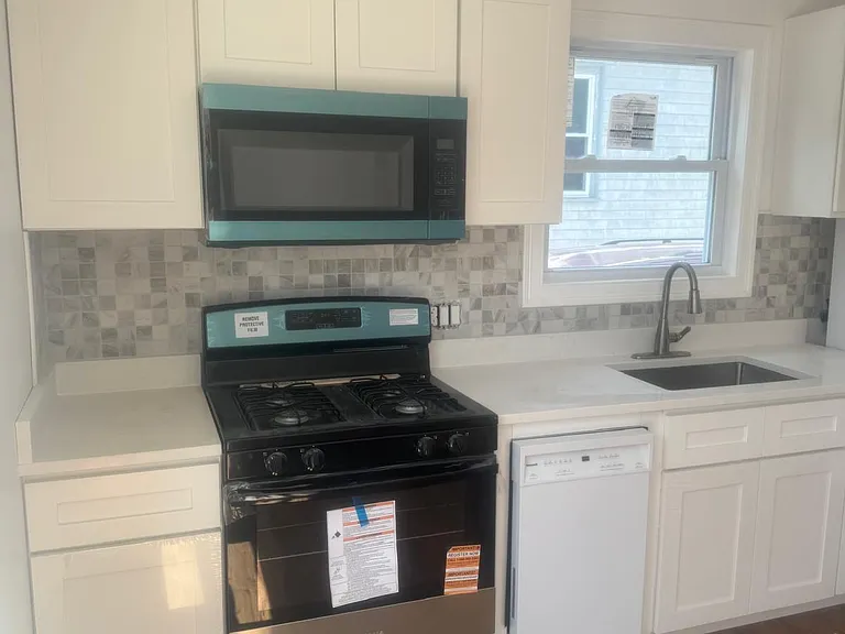 466 Admiral St #B — Photo 2