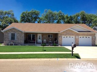 1801 Whitetail Ln, Pekin, IL 61554
