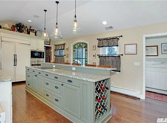 3rd image of 125 Suydam Ln