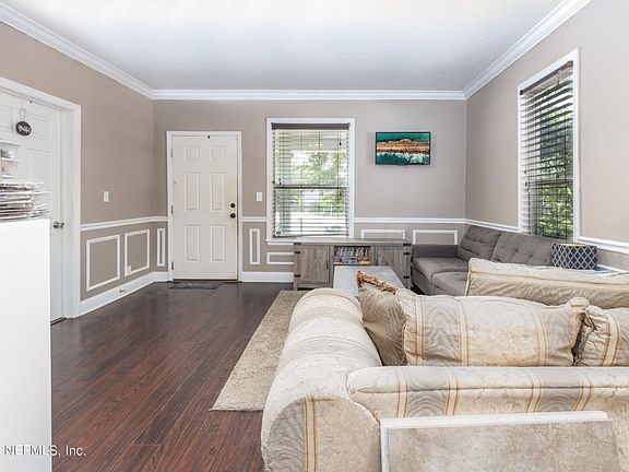 3rd image of 8827 EATON Avenue