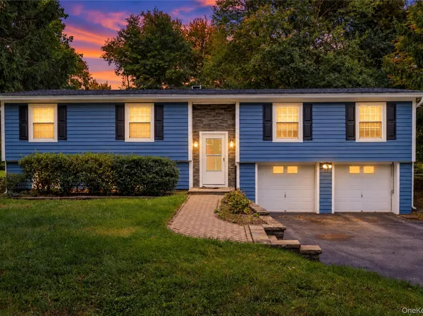 545 N Quaker Lane, Hyde Park, NY 12538
