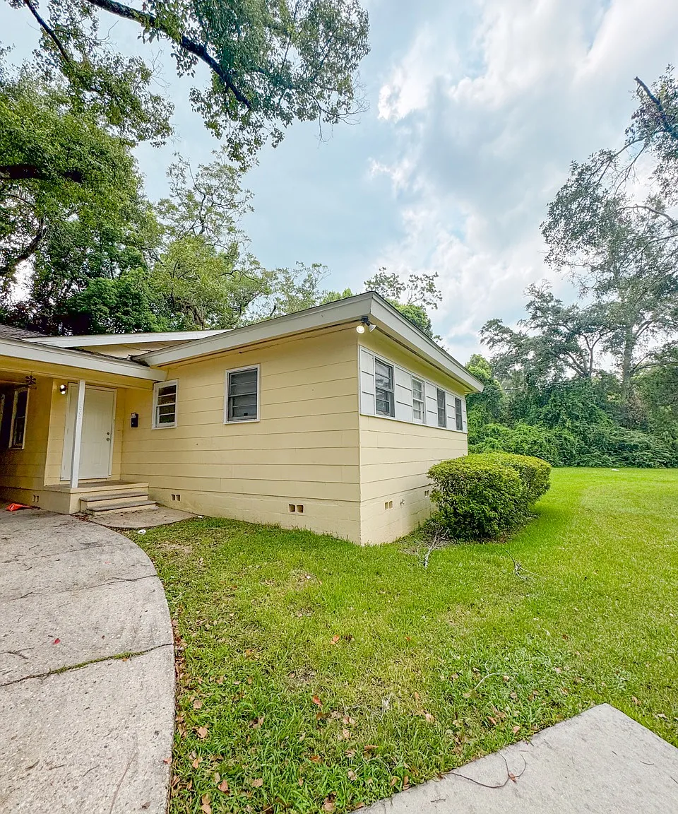 5 bed, $2,450 — Photo 4
