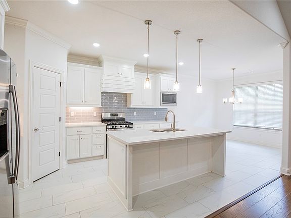 3rd image of 1221 Leslie St