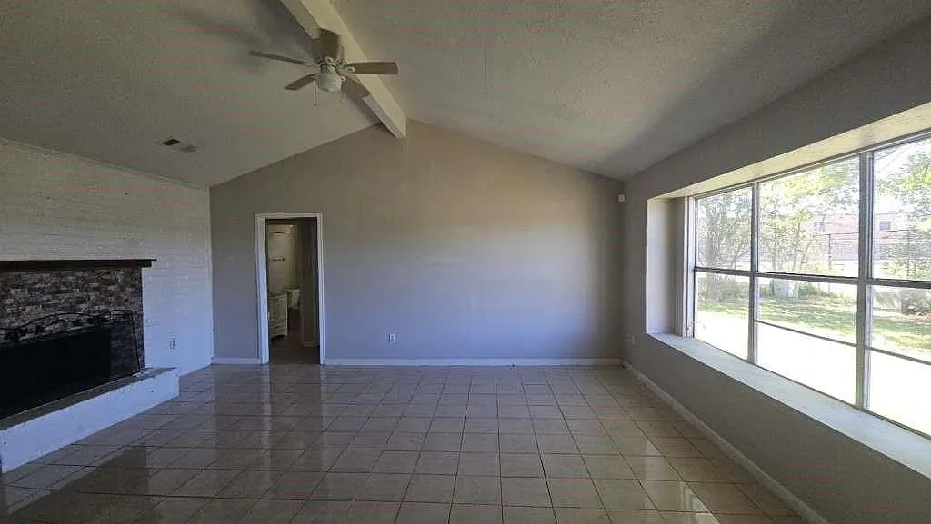 3 bed, 2.0 bath, 1470 sqft, $1,899 — Photo 2