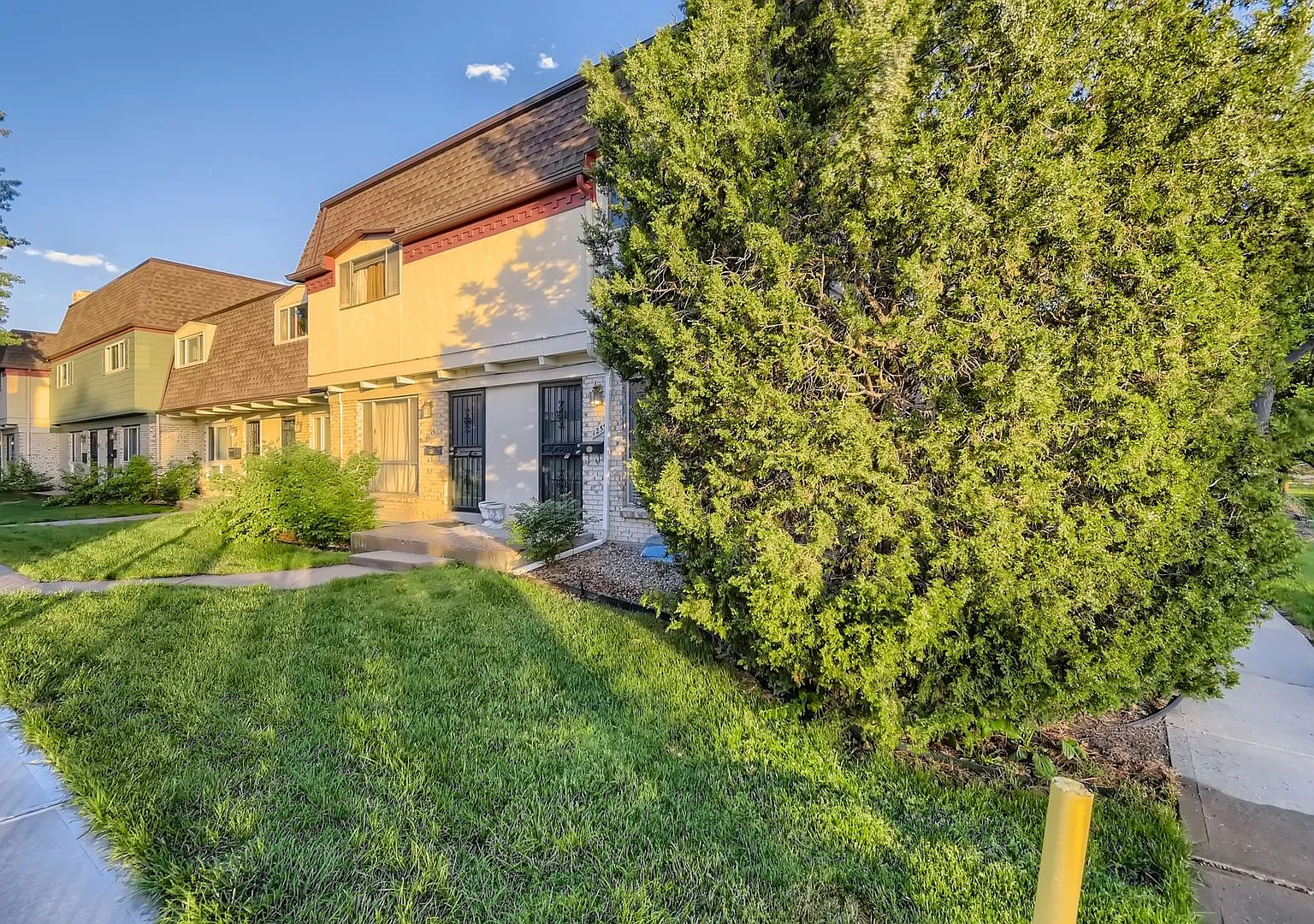 Beautiful End Unit Townhome Close to Cherry Creek Trail — Photo 2